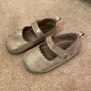 H&M gold metallic girls ballet flats with Velcro strap. Size 4-5